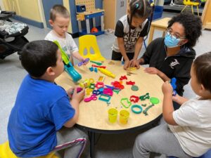 Voluntariado para ayudar a los niños a curarse jugando: Horizontes para niños sin hogar